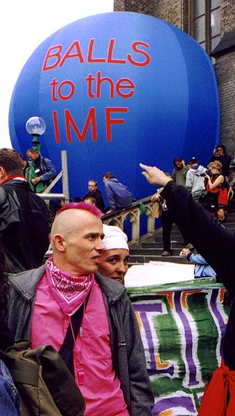 ter 26.9. 2000 dopoledne. Demonstranti se schzej na Nmst mru.